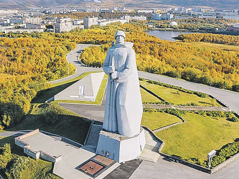 Памятник Алеше с прекрасным видом на порт и город